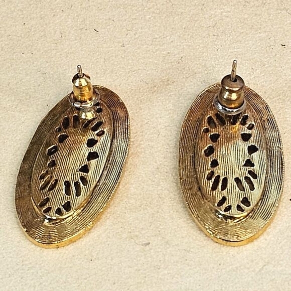 🔥$5/$15 Gorgeous Vintage Post Oval Earrings - Picture 7 of 8